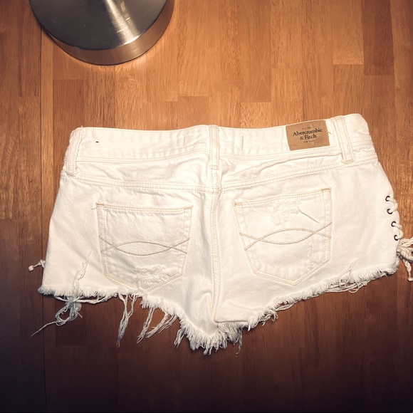 Abercrombie & Fitch New York White Cut Offs Size 4 - Picture 2 of 6